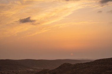 Tunus 'un güney bölgesi Dahar' da gün batımı 