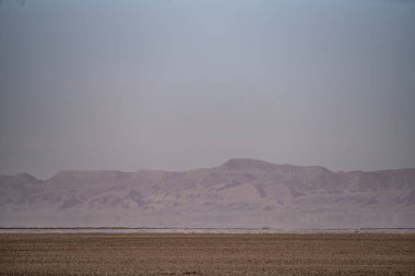 Chott Jerid 'in güney Tunus' taki endorheik tuz gölü manzarası. - Tozeur Valiliği - Tunus 