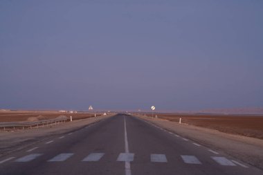Batı Tunus 'taki güney yolu Sahra' ya yakın..