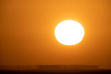 Chott Jerid 'de gün doğumu Güney Tunus' ta endorheik tuz gölü.