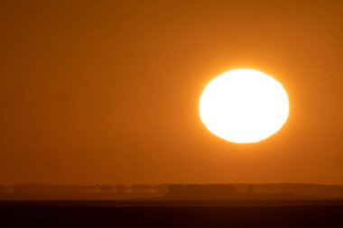 Chott Jerid 'de gün doğumu Güney Tunus' ta endorheik tuz gölü.