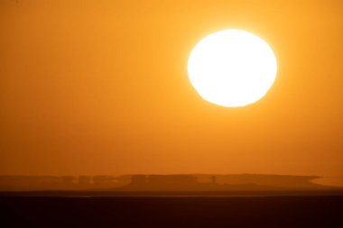 Chott Jerid 'de gün doğumu Güney Tunus' ta endorheik tuz gölü.