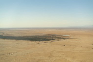 Çölün, tozeurun ve palmiye bahçesinin havadan görünüşü - Batı Tunus - Tunus