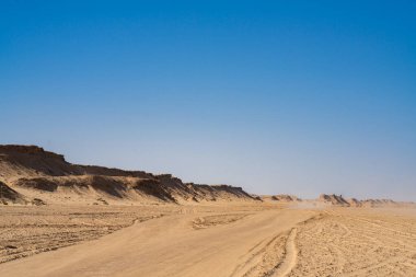 Batı Tunus 'taki çöl manzarası, Sahra' nın başlangıcı..