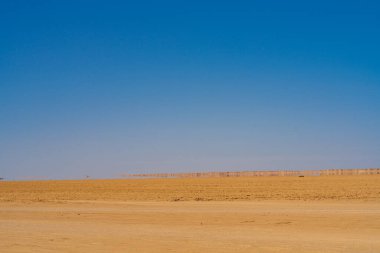 Batı Tunus 'taki çöl manzarası, Sahra' nın başlangıcı..