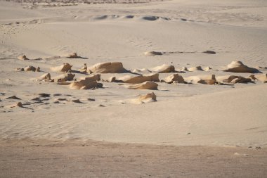 Batı Tunus 'taki çöl manzarası, Sahra' nın başlangıcı..