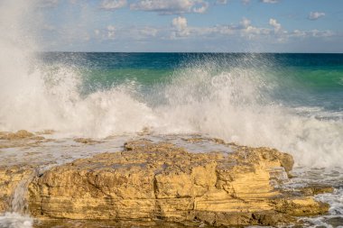 Denizde güçlü dalgalar Hergla - Tunus
