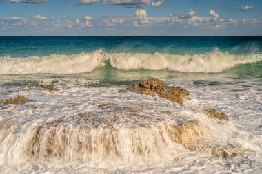 Denizde güçlü dalgalar Hergla - Tunus