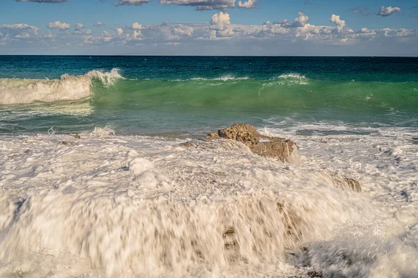 Denizde güçlü dalgalar Hergla - Tunus