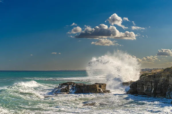 Denizde güçlü dalgalar Hergla - Tunus