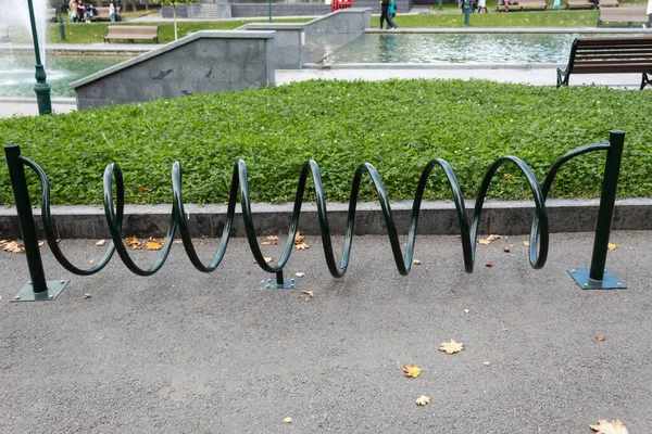 Şehir parkında bisikletler için orijinal bir park yeri var..