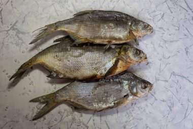 Masada üç kurutulmuş nehir balığı ve tuz var..