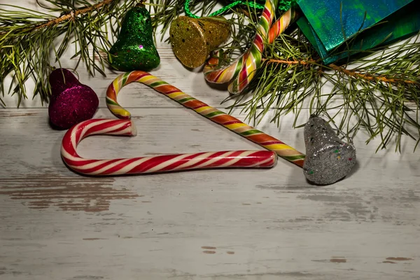 크리스마스 배경에는 소나무 종소리 산타의 지팡이 모양의 — 스톡 사진