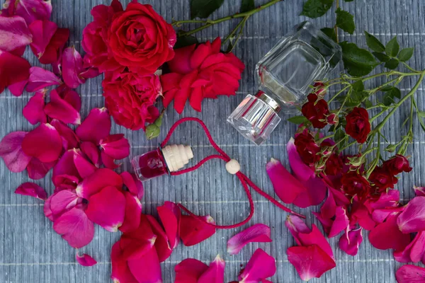 Rote Rosen Rosenblätter Eine Flasche Parfüm Und Eine Flasche Rosenöl — Stockfoto