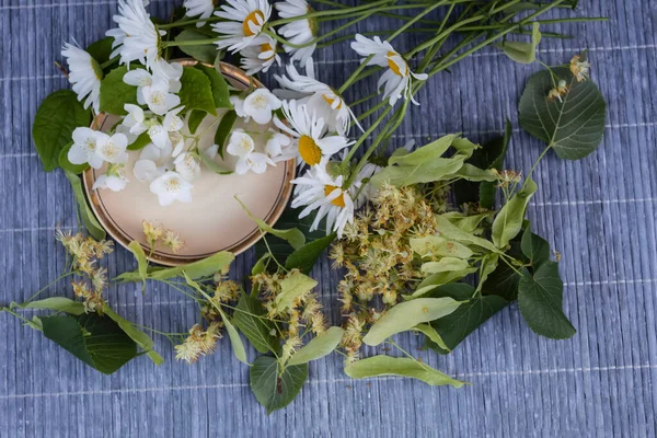 Yakın Plan Papatya Yasemin Ihlamur Çiçekleri Bir Çay Tabağında Yatıyor — Stok fotoğraf