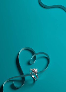 Elmaslı beyaz altın bir nişan yüzüğü ve turkuaz (Tiffany mavisi) arka planda kalp şeklinde bir kurdele. Romantik düğün mücevherleri geçmişi.