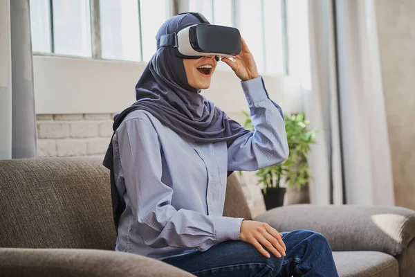 Wanita Arab yang mengenakan headset VR dan terkejut dengan kesempatan baru Stok Foto Bebas Royalti