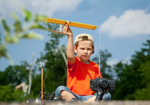 Mały chłopiec bawi się z samolotem — Zdjęcie stockowe