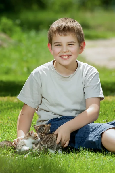 Küçük bir kedi ile mutlu küçük çocuk — Stok fotoğraf