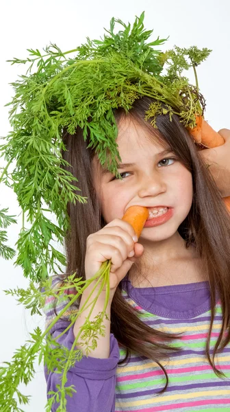 Mooie kleine childl met plantaardige — Stockfoto