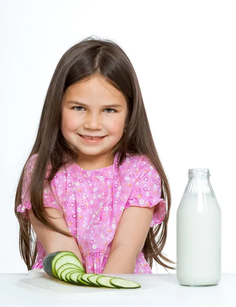 Mooie kleine childl met plantaardige — Stockfoto