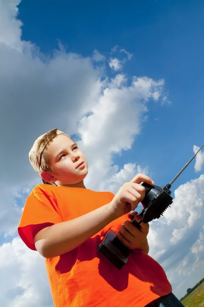 Kleiner Junge kontrollierte das Spielzeug — Stockfoto