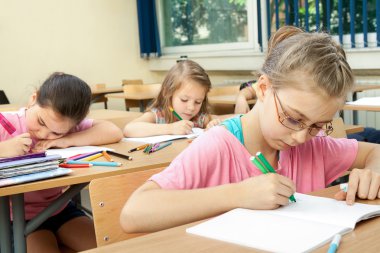 ilköğretim okulu öğrencileri sınıf çalışma masaları