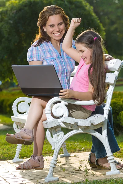 Szczęśliwa rodzina korzysta z laptopa, komputera typu tablet — Zdjęcie stockowe