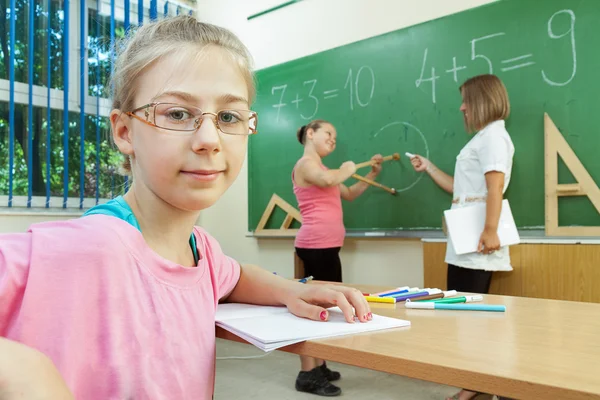 Aux élèves du primaire aux guichets de la salle de classe — Photo