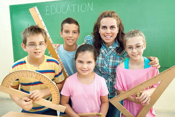 Grundschüler an den Schultischen — Stockfoto