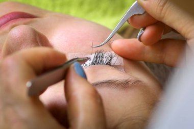 Kirpik uzatma yordamı, uzun kirpik gözle kadın