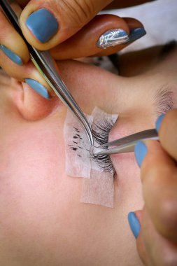 Kirpik uzatma yordamı, uzun kirpik gözle kadın