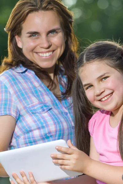 Happy Family en utilisant un ordinateur portable, tablette PC — Photo