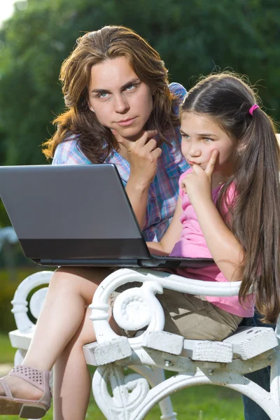 Familia feliz usando el ordenador portátil, PC tableta — Foto de Stock