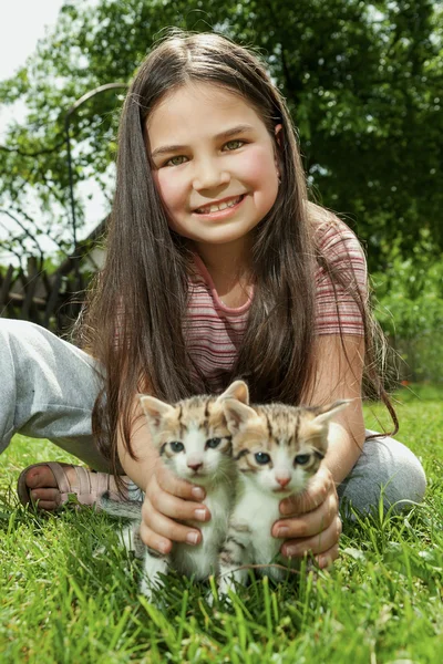 Küçük bir kedi ile mutlu küçük kız — Stok fotoğraf