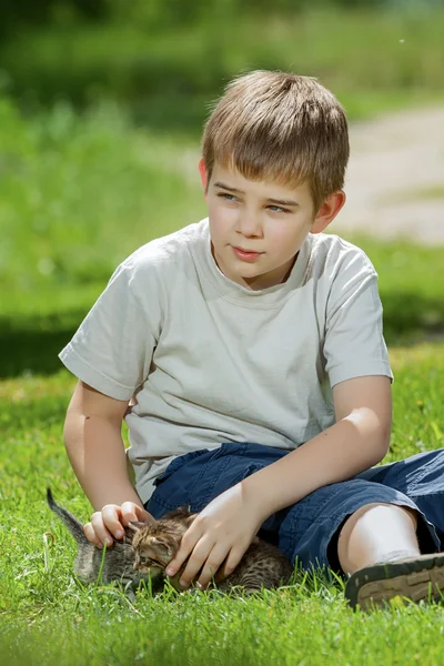 Joyeux petit garçon avec un petit chat — Photo