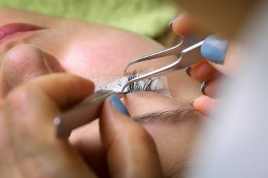 Kirpik uzatma yordamı, uzun kirpik gözle kadın