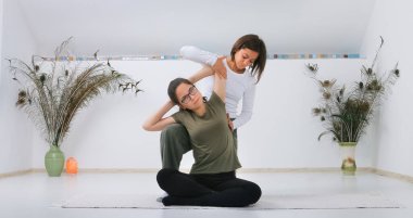 Shiatsu masözünden Shiatsu masajı alan bir genç.