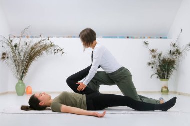 Shiatsu masözünden Shiatsu masajı alan bir genç.