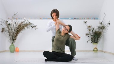 Shiatsu masözünden Shiatsu masajı alan bir genç.