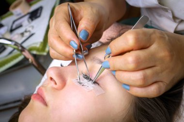 Kirpik uzatma yordamı, uzun kirpik gözle kadın