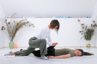 Shiatsu masözünden Shiatsu masajı alan bir genç.