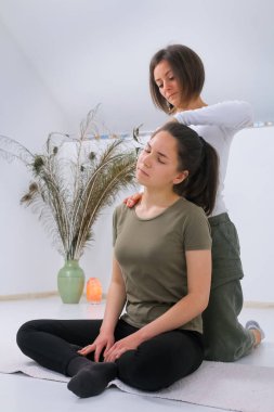 Shiatsu masözünden Shiatsu masajı alan bir genç.