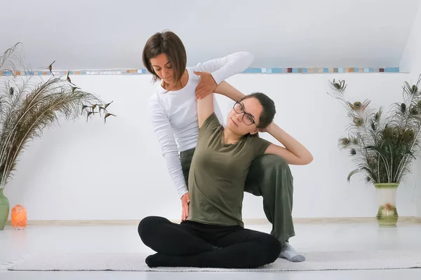 Teenager Dostává Shiatsu Masáž Masérky Shiatsu — Stock fotografie