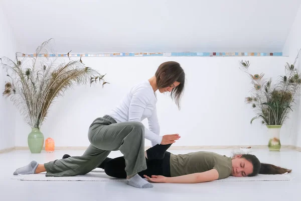 Teenager Dostává Shiatsu Masáž Masérky Shiatsu — Stock fotografie