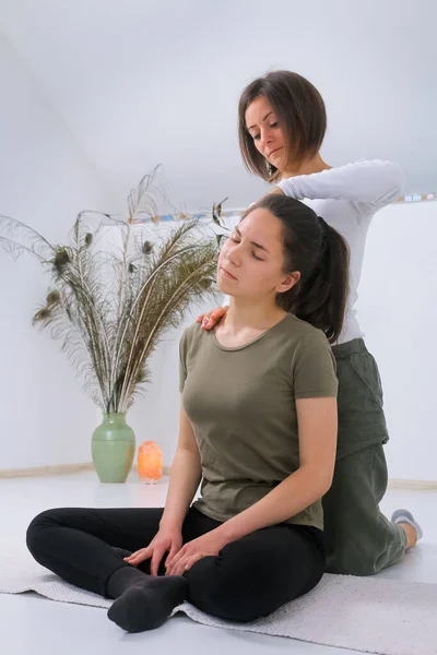 Shiatsu Masözünden Shiatsu Masajı Alan Bir Genç — Stok fotoğraf