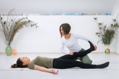 Shiatsu masözünden Shiatsu masajı alan bir genç.