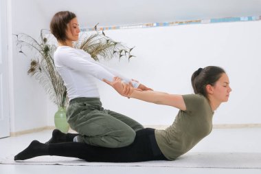 Shiatsu masözünden Shiatsu masajı alan bir genç.