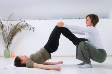 Shiatsu masözünden Shiatsu masajı alan bir genç.