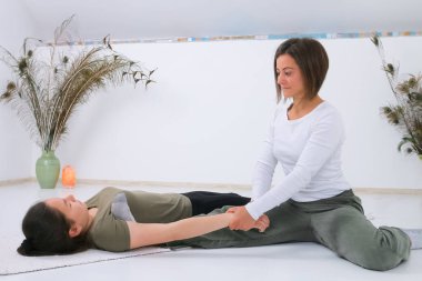 Shiatsu masözünden Shiatsu masajı alan bir genç.